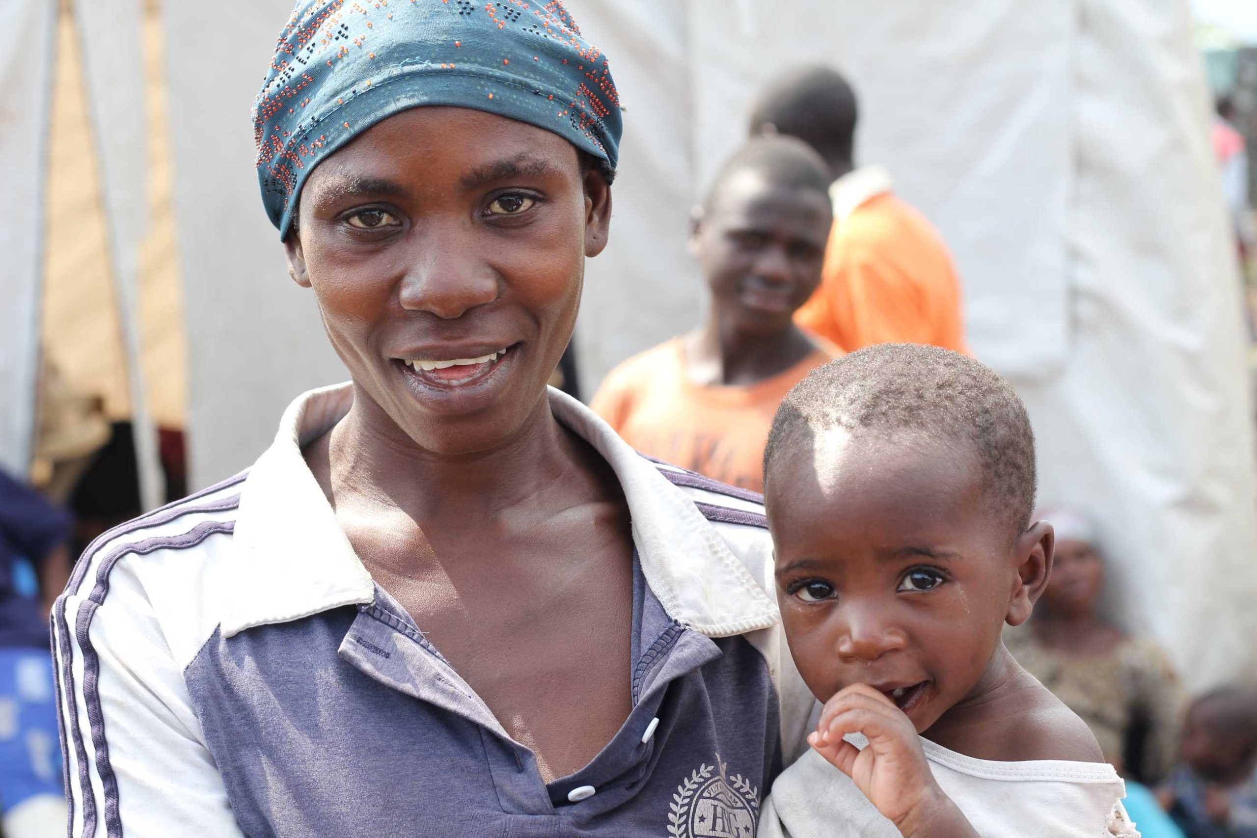 Une mère et son enfant après les soins dans le site de AOF à Bulengo
